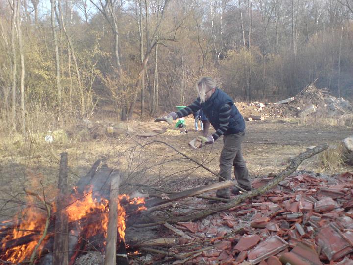 pálíme staré dřevo ze střechy sýpky